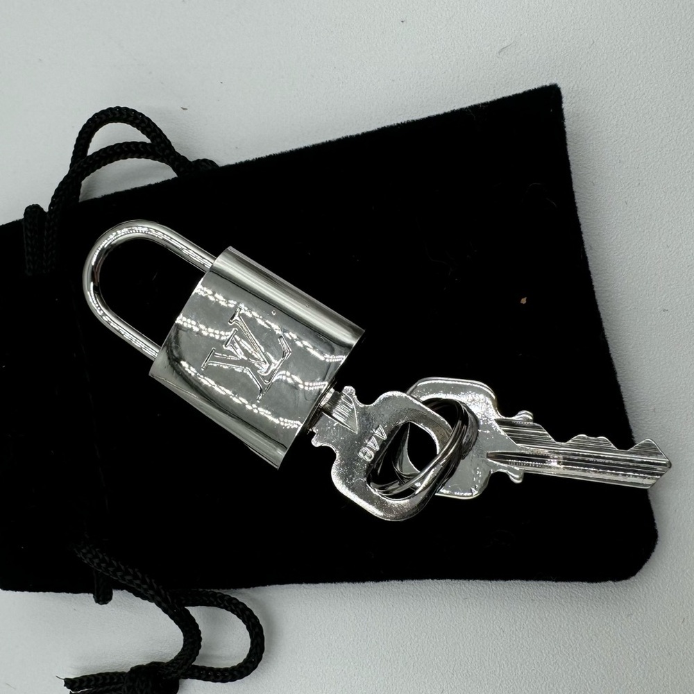 Louis Vuitton - super shiny brand new silver rare Lock and key #448